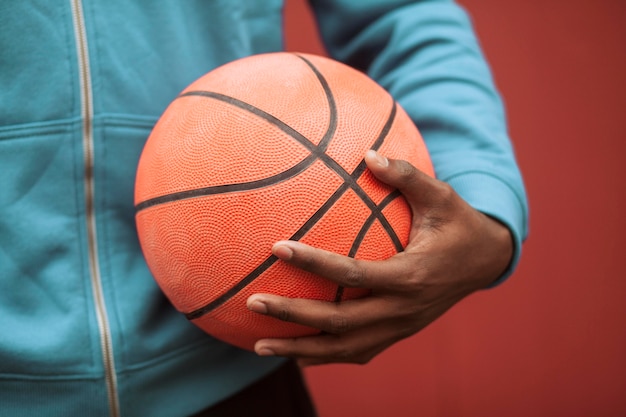 Gratis foto tiener met een basketbalbal