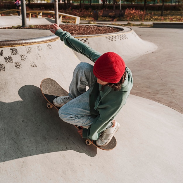 Gratis foto tiener met plezier met skateboard in het park