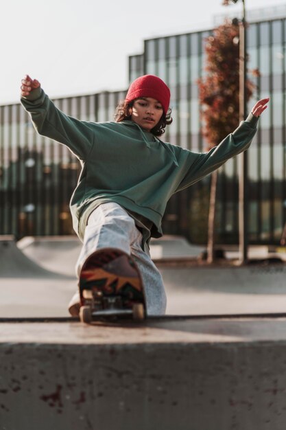 Tiener met plezier met skateboard in het park