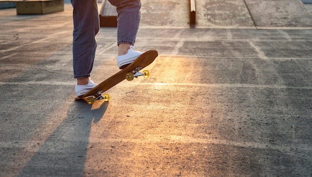 Gratis foto tiener met skateboard dichtbij u
