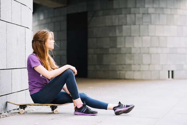 Gratis foto tiener op skateboard wegkijken