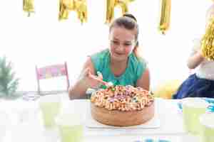 Gratis foto tiener proevende room van cake