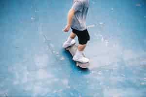 Gratis foto tiener schaatsen in kom