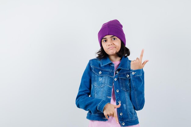 Tiener vrouw in geruit hemd en muts gebaren geïsoleerd