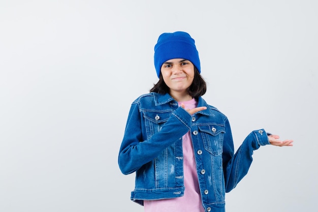 Tiener vrouw in geruit hemd en muts gebaren geïsoleerd