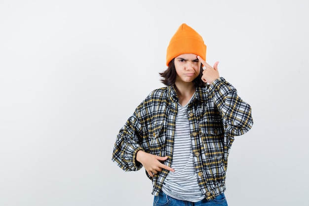 Tiener vrouw in geruit hemd en muts gebaren geïsoleerd