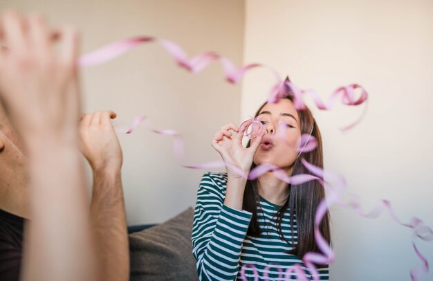 Tiener waait papier streamers