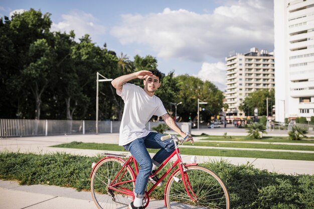 Tienerfietser paardrijden fiets en afscherming ogen