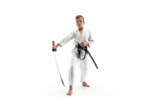 Tienerjongen die bij Aikido-opleiding in vechtsportschool vecht
