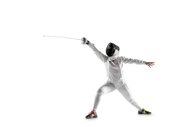 Tienermeisje in schermend kostuum met in hand zwaard dat op witte studioachtergrond wordt geïsoleerd.