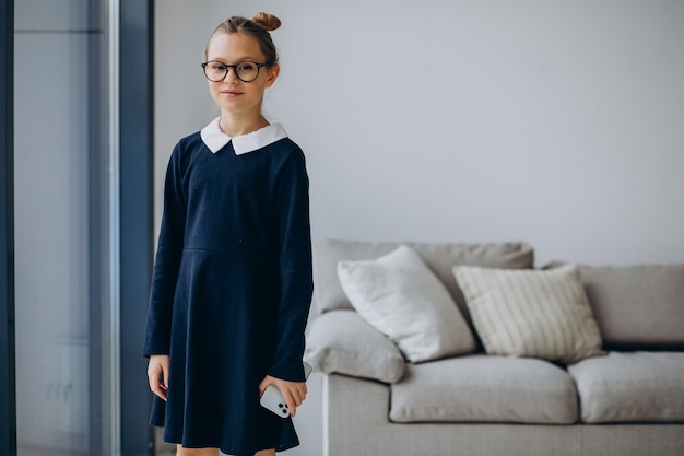 Tienermeisje in schooluniform.