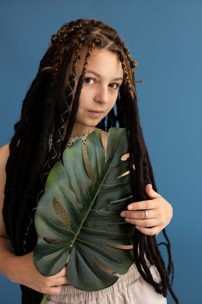 Tienermeisje met hippiekleren en dreadlocks