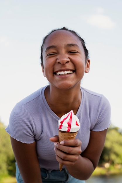 Gratis foto tienermeisje met plezier in de zomer