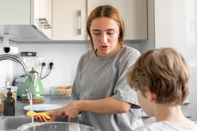 Tieners die afwaschen afwaschen in de keuken huishoudelijk werk
