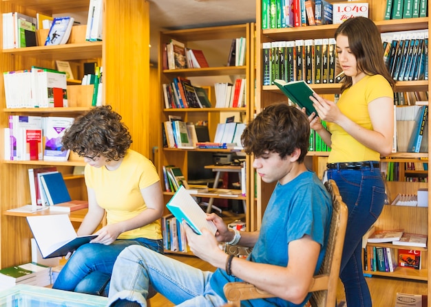 Tieners die in bibliotheek lezen