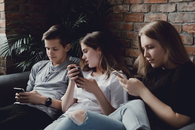 Tieners die mobiele telefoons gebruiken die mobiele telefoons gebruiken