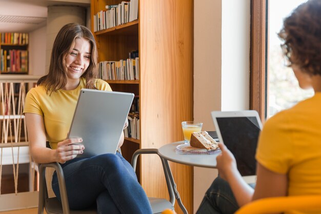 Tieners die tabletten in bibliotheek doorbladeren