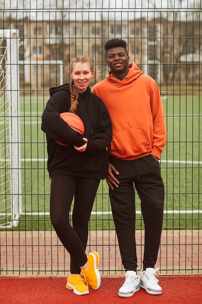 Tieners die zich voordeed op het basketbalveld