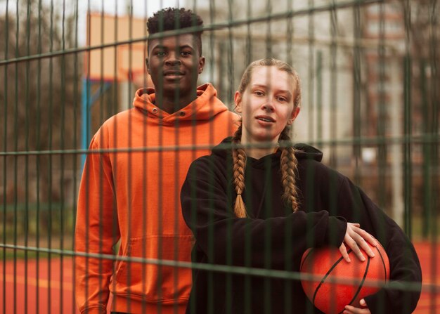 Tieners die zich voordeed op het basketbalveld