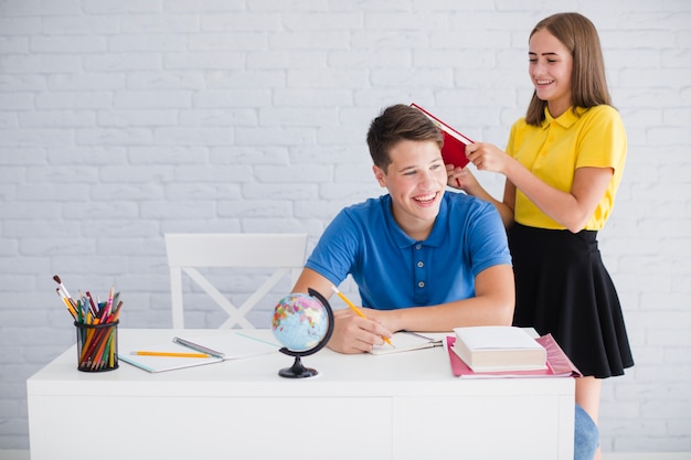 Tieners hebben plezier tijdens de pauze