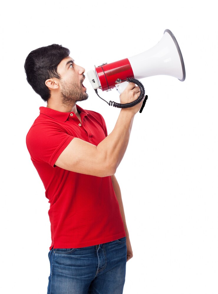 Gratis Foto tieners kijken omhoog met de megafoon.