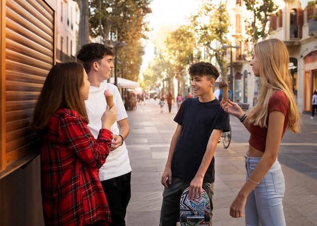 Gratis foto tieners levensstijl in de stad