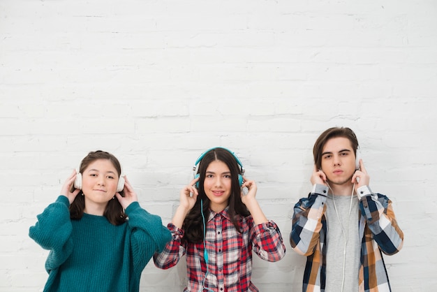 Gratis foto tieners luisteren naar muziek