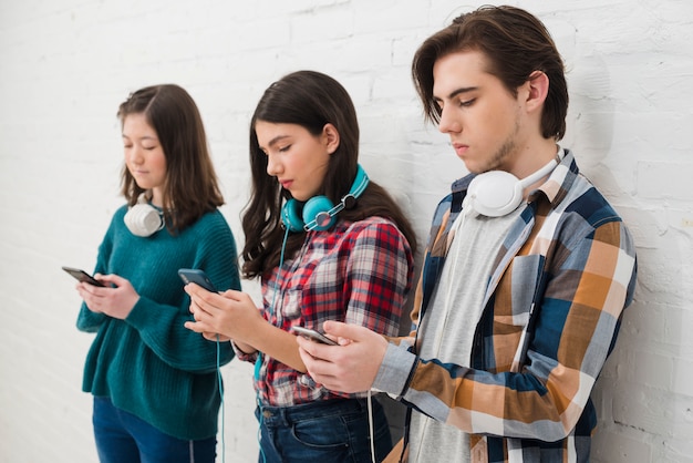 Tieners met behulp van smartphone