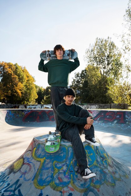 Tieners met skateboards in de hand.