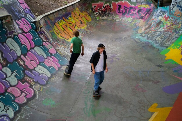 Tieners uit een hoge hoek hebben plezier op skateboards