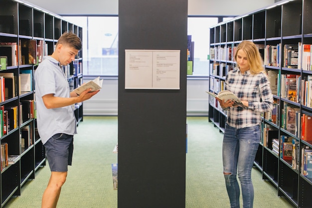 Tienerstudenten op boekenplank