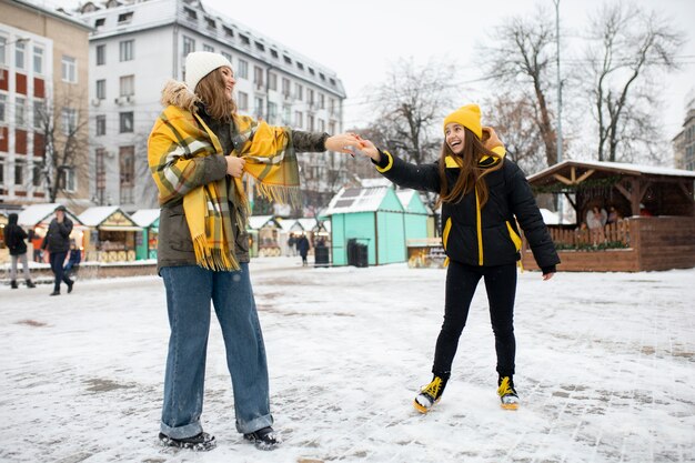 Tienervrienden die plezier hebben in de winter