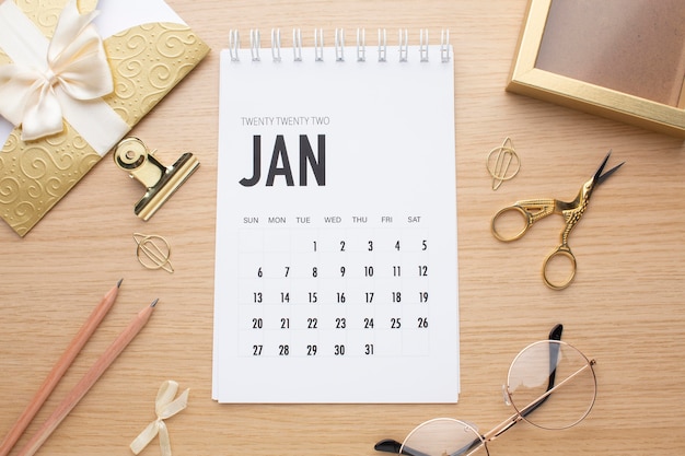 Tijdorganisatieconcept met kalender plat leggen