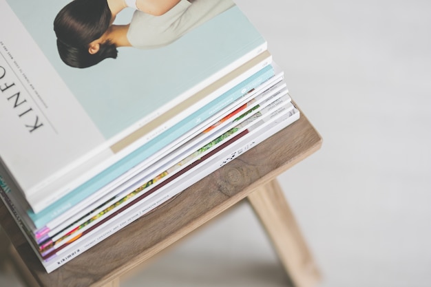 Gratis foto tijdschriften op een houten stoel