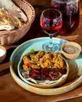 Gratis foto tikya kebab met gegrilde groentesalade brood lavash en glas compote