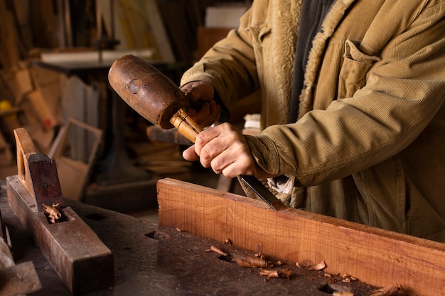 Timmerman bezig met houtbewerking