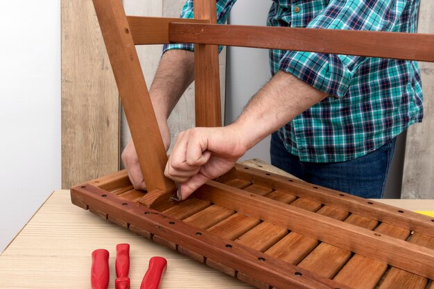 Timmerman die in zijn atelier werkt