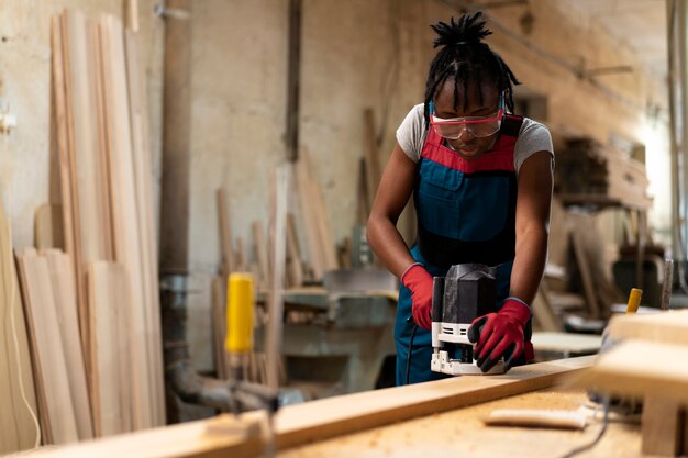 Timmerman die mdf-plaat snijdt in werkplaats