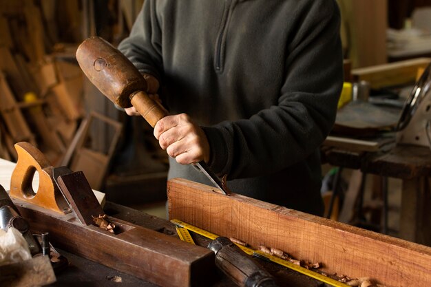 Timmerman die met hout werkt