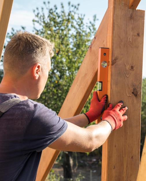 Timmerman man maatregelen op een houten plank