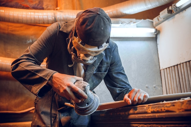 Timmerman met cirkelzaag voor het zagen van houten planken. Constructiedetails van mannelijke werknemer of klusjesman met elektrisch gereedschap