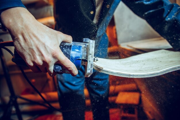 Timmerman met cirkelzaag voor het zagen van houten planken