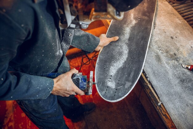 Timmerman met cirkelzaag voor het zagen van houten planken