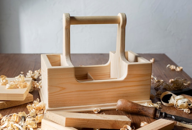 Gratis foto timmerwerk houten gereedschapskist op tafel