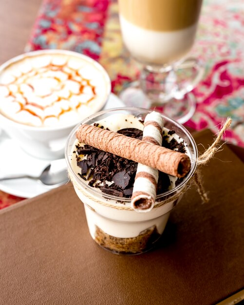 Tiramisu van het zijaanzichtdessert met wafelbroodjes