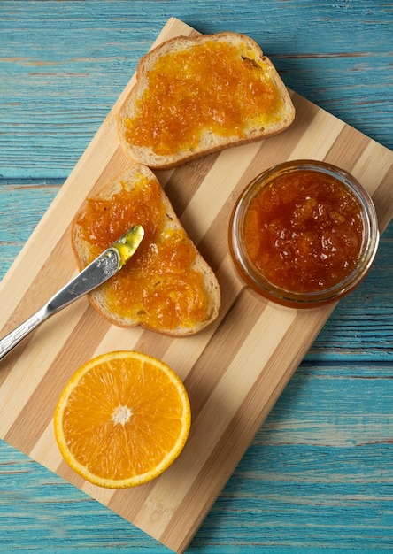 Toast brood met fruitconfituren.