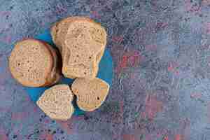 Gratis foto toast de sneetjes brood in een blauwe schotel.