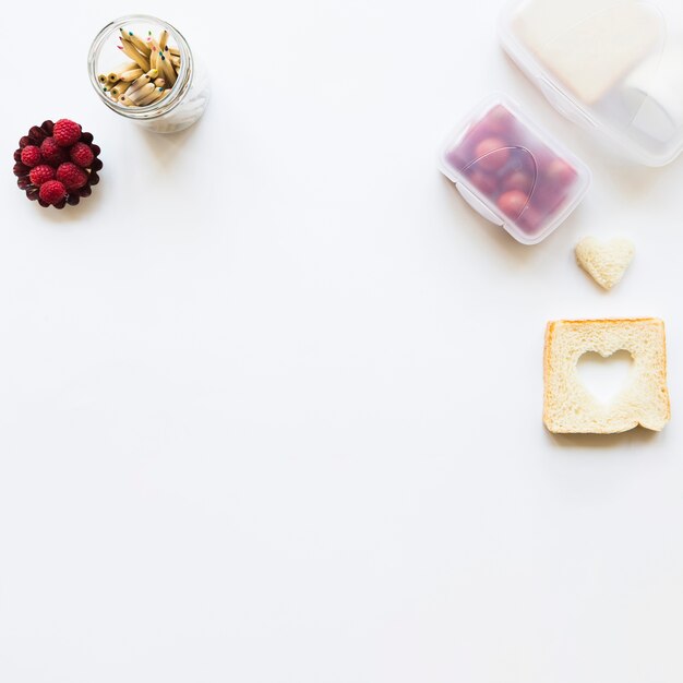 Toast en potloden dichtbij gezond voedsel