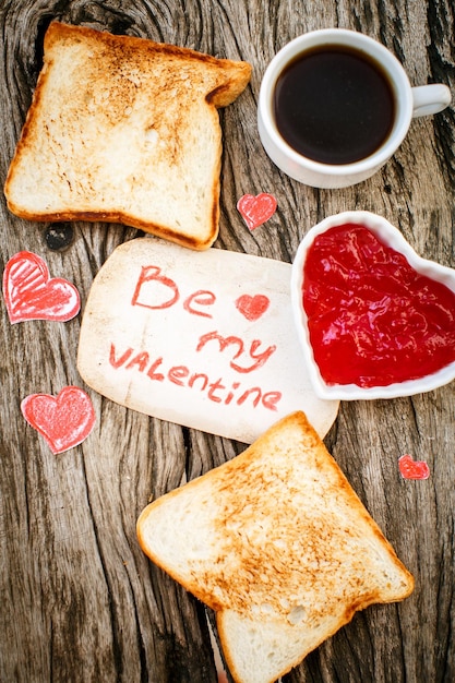 Toast met aardbeienjam be my valentine witte tekstkaart met handgemaakte hartjes valentijnsdag