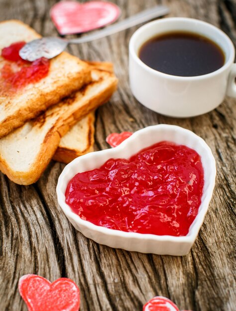 Toast met aardbeienjam in hartvorm Valentijnsdag